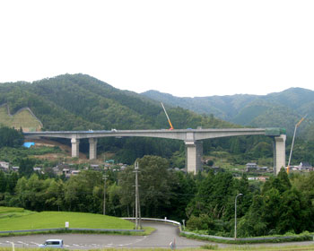 丹波綾部道路由良川橋広野地区上下部